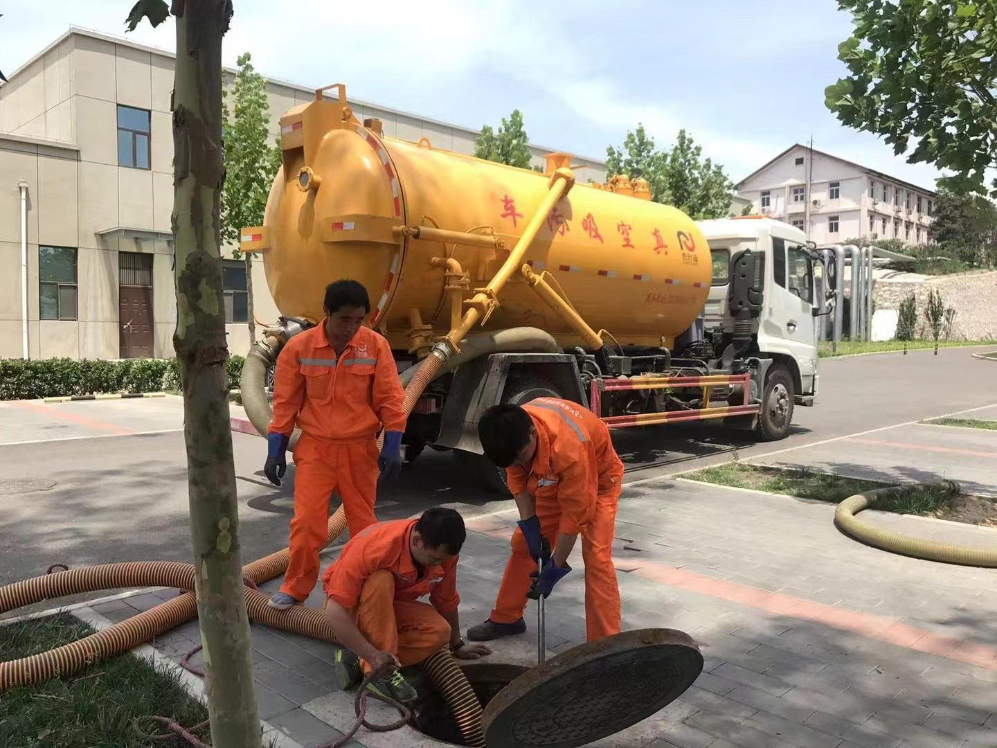 大安镇管道疏通车停在窨井附近