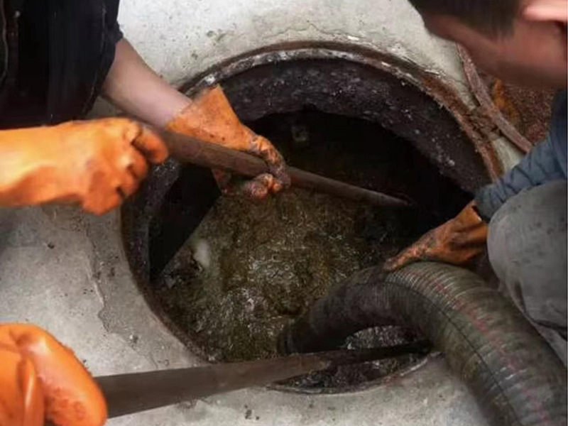 大安镇清理化粪池时如何避免沼气的危害？